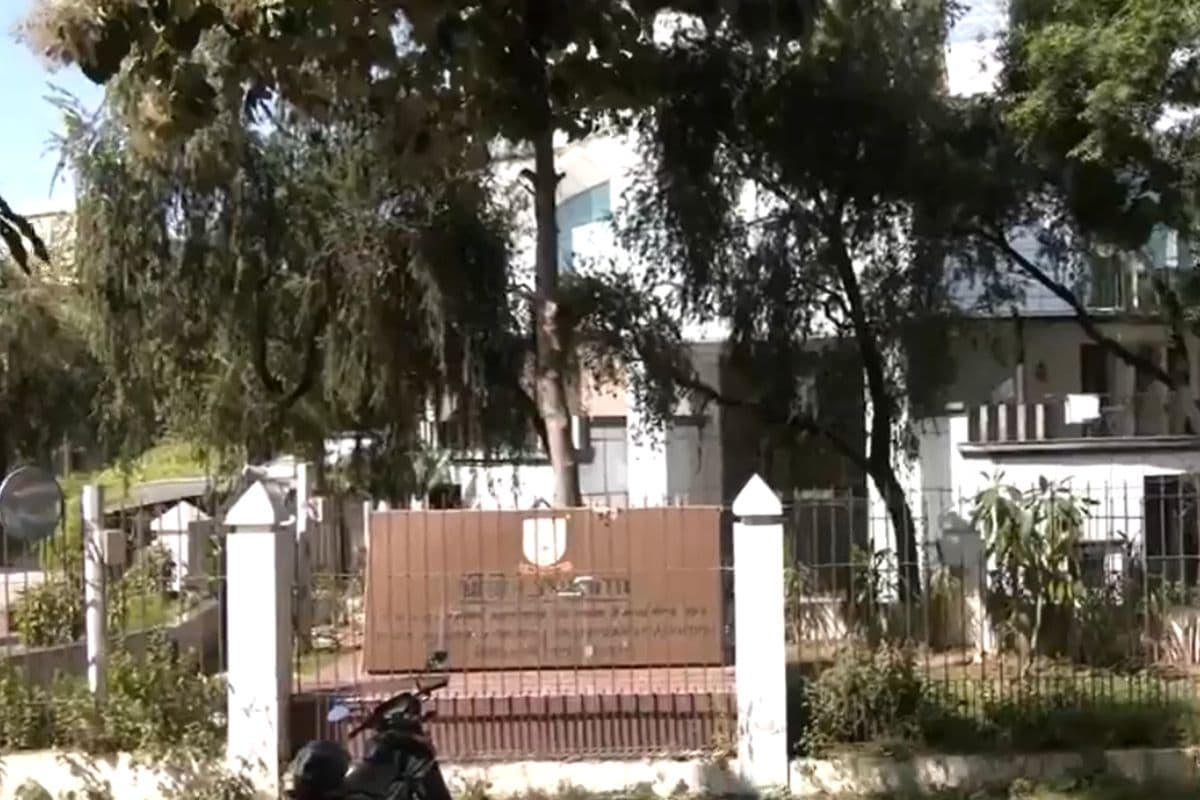 चैतन्यानंद सरस्वती पर मैनेजमेंट की 17 छात्राओं ने लगाया छेड़छाड़ का आरोप, आरोपी फरार