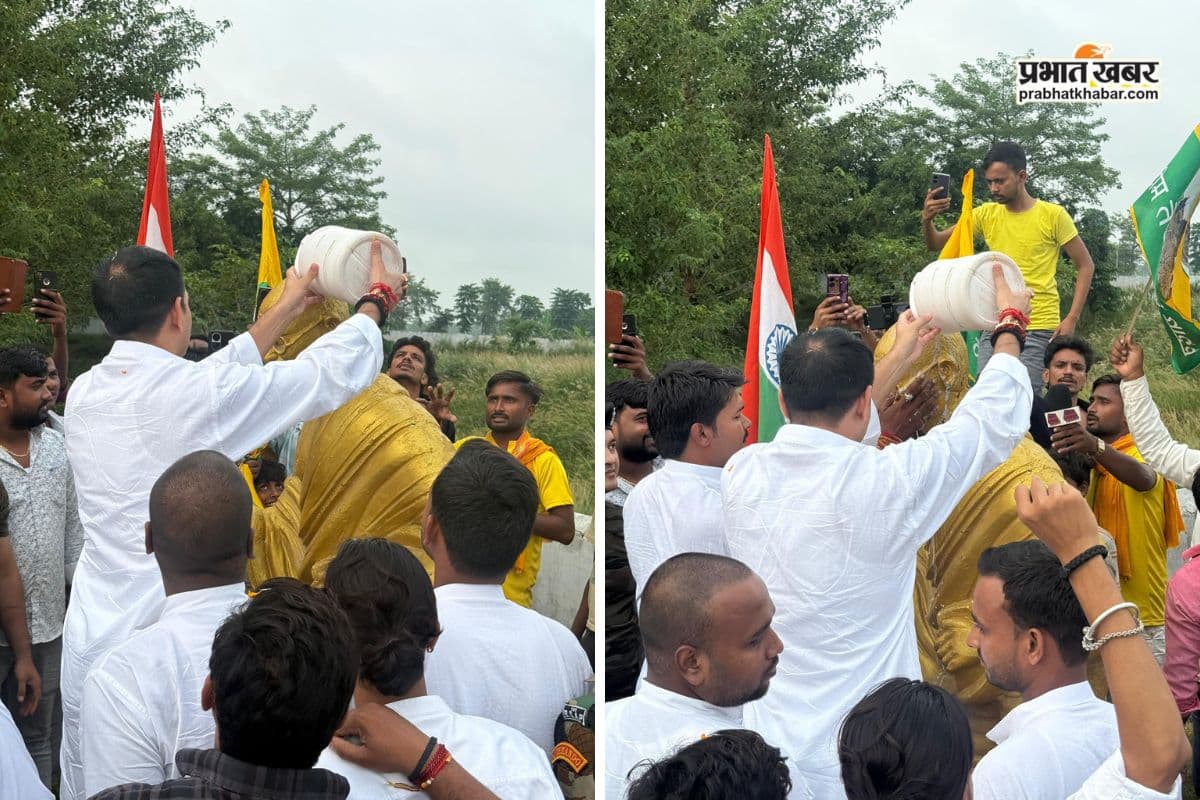महात्मा गांधी की मूर्ति को तेज प्रताप यादव ने दूध और गंगाजल से किया अभिषेक, भाजपा पर साधा निशाना 
