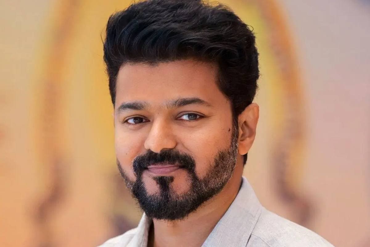 Thalapathy Vijay: थलापति विजय की सिक्योरिटी में बड़ी लापरवाही, पेड़ से चढ़कर छत पर पहुंचा शख्स, मचा हड़कंप