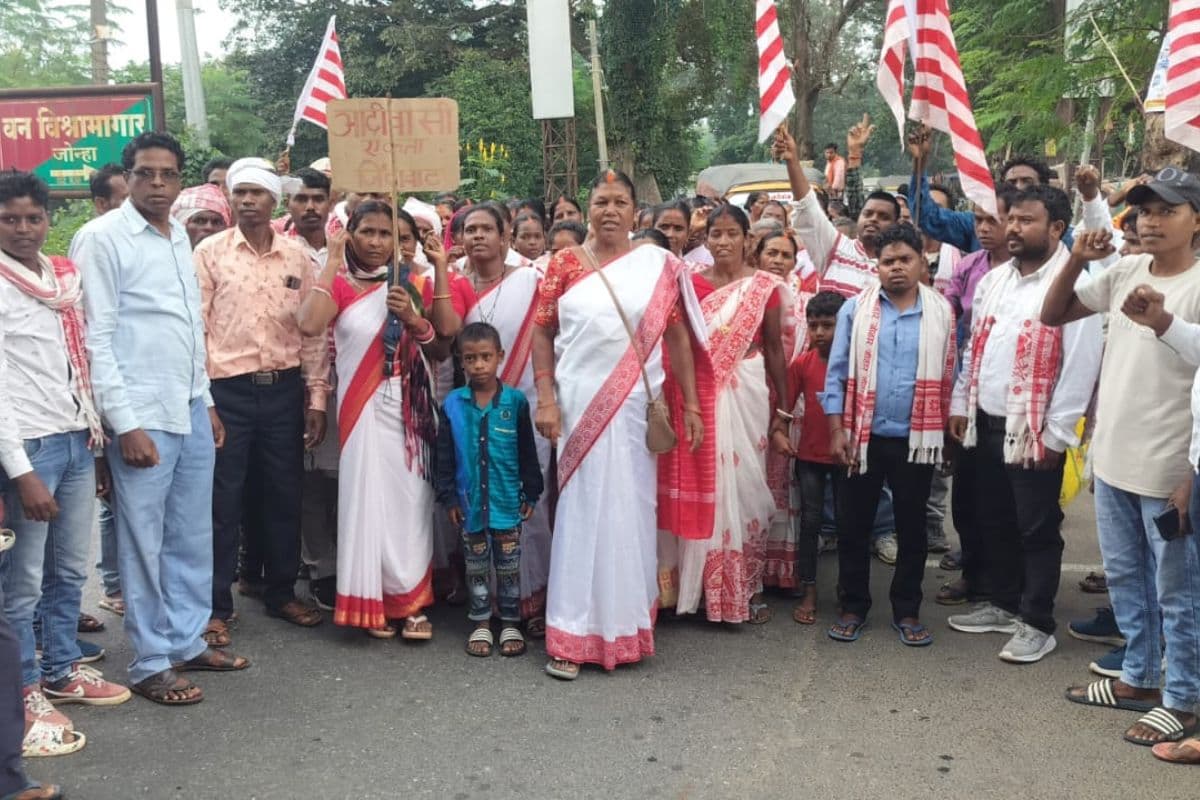 कुड़मी आंदोलन के खिलाफ सड़क पर उतरे आदिवासी, रांची के अनगड़ा में किया विरोध प्रदर्शन
