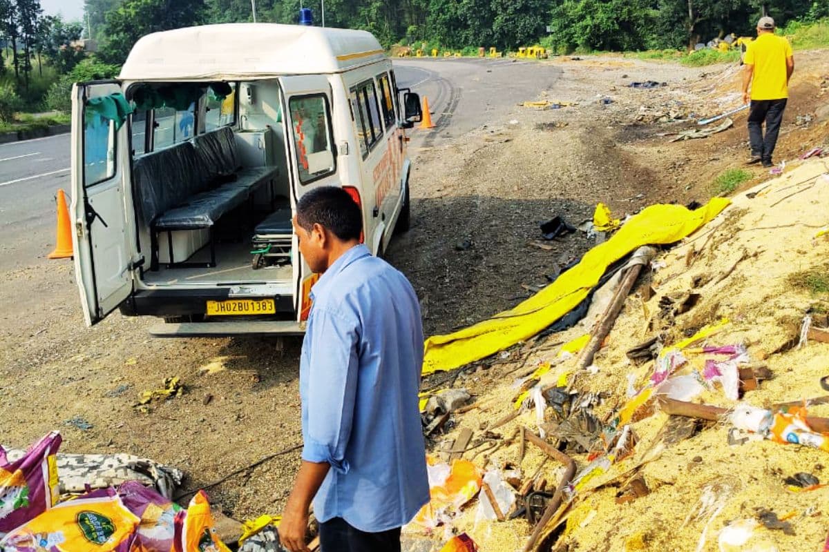 रामगढ़ के चुटुपालू घाटी में पलटा ट्रक, सड़क पर बिखड़े दाल-चावल के बोरे, दबकर हरियाणा के 2 लोगों की मौत
