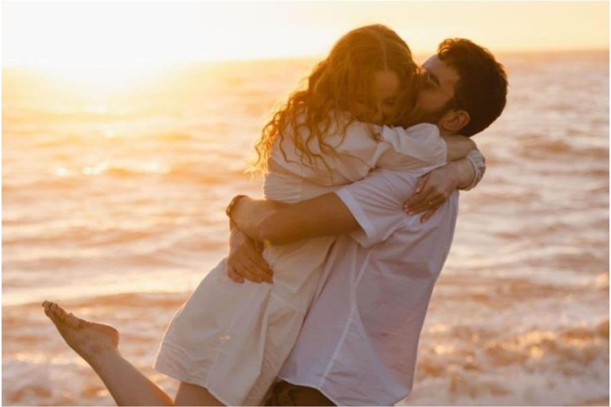 Types of Hugs Meaning: ऐसे हग करने वाले पार्टनर होते हैं आपके प्यार में  पागल