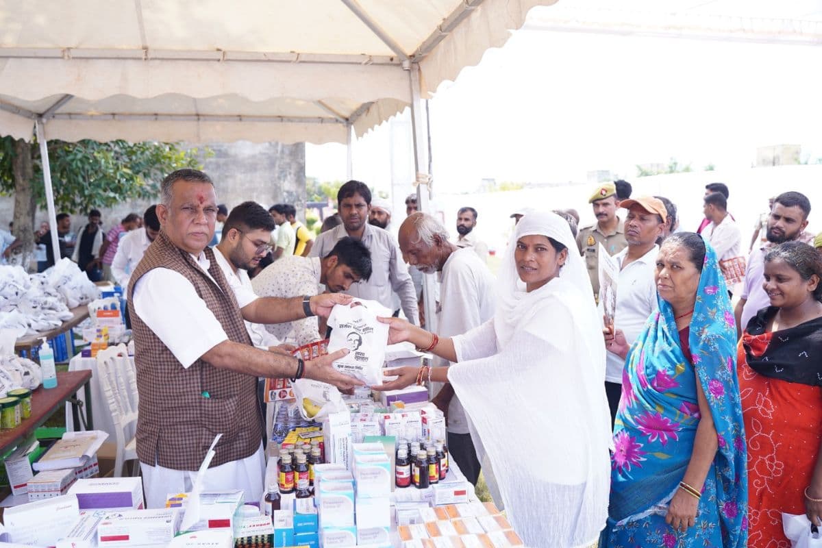 यूपी के मेडिसिन मैन का समाजसेवा का अनोखा अंदाज, कैदियों के बीच जन्मदिन