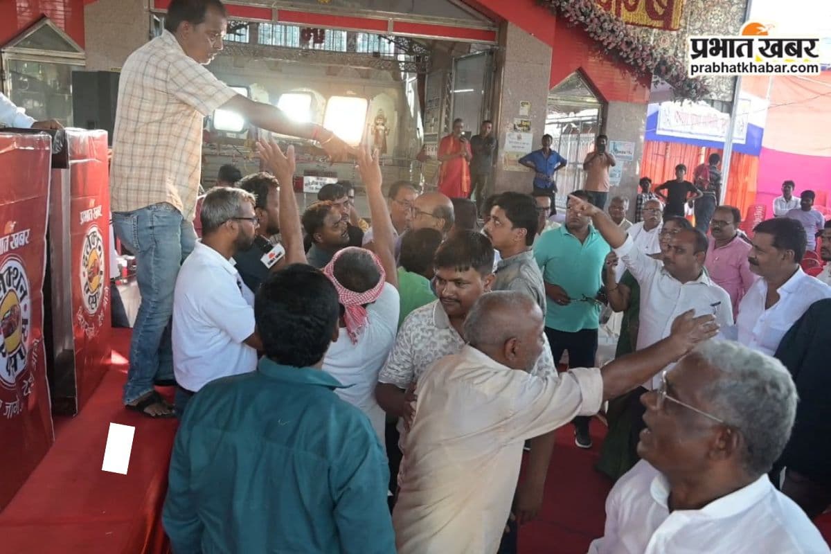 सुपौल विधानसभा के चौपाल में निजी टिप्पणी हुई तो मंच पर छिड़ा घमासान, जनता ने भी लगा दी आरोपों की झड़ी 