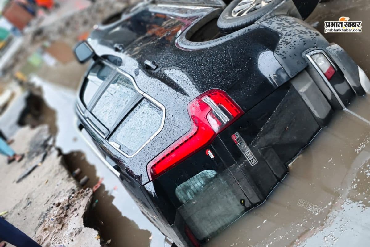 VIDEO: पटना में सड़क धंसने से समा गई Scorpio, देखिए हैरान कर देने वाला वीडियो