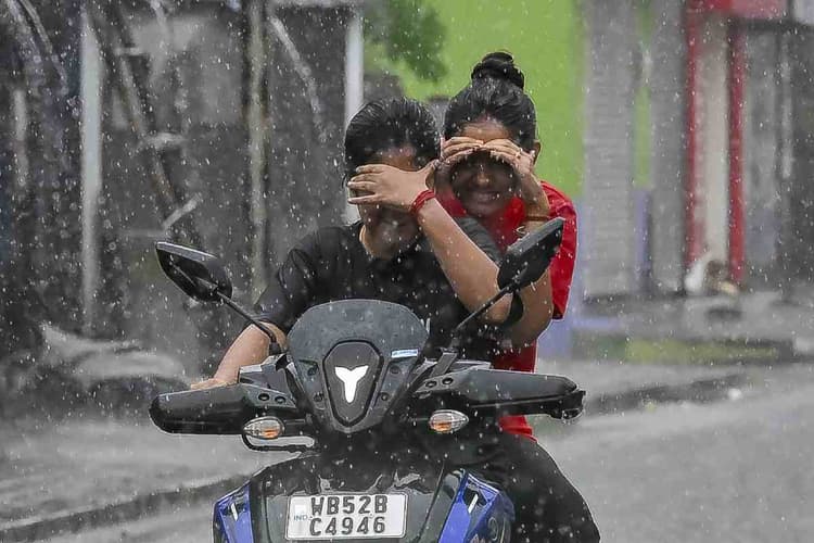 Kal ka Mausam : झारखंड–बिहार में होगी भारी बारिश, मुंबई में रेड अलर्ट, जानें अन्य राज्यों के मौसम का हाल