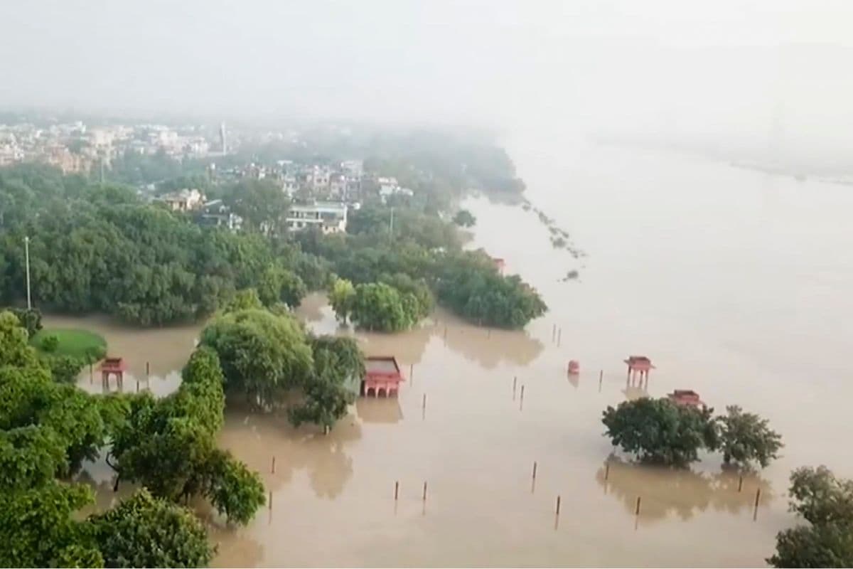 Delhi Flood Video: भारी बारिश के बाद डूब गई पूरी दिल्ली, मुख्यमंत्री ऑफिस तक पहुंचा बाढ़ का पानी