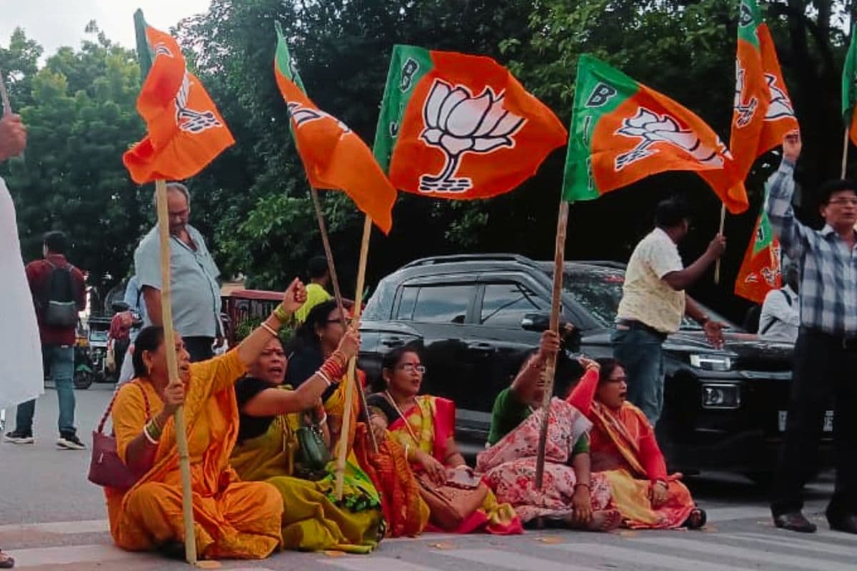 Bihar Bandh: पटना में बीजेपी की महिला कार्यकर्ता झंडा लेकर बीच सड़क पर बैठीं, नारे लगाए- राहुल गांधी होश में आओ