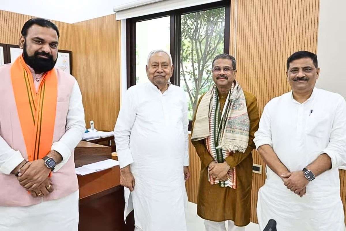 Bihar Election 2025: सीएम नीतीश से मिले धर्मेंद्र प्रधान, NDA में सीट शेयरिंग पर सियासी हलचल तेज