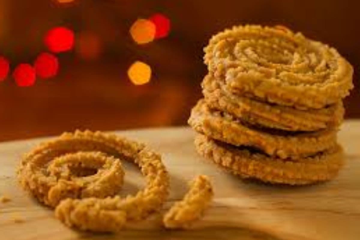 Crispy Chakli Recipe: शाम की चाय को बनाना है मजेदार, तो झटपट बनाएं कुरकुरी चकली