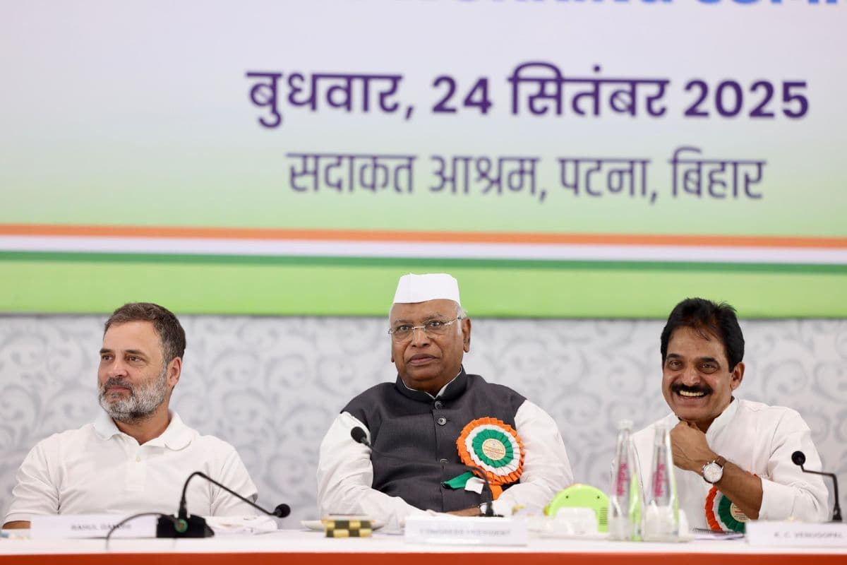 सदाकत आश्रम में झंडा फहराकर CWC की बैठक शुरू, राहुल समेत सभी कांग्रेस नेता मौजूद