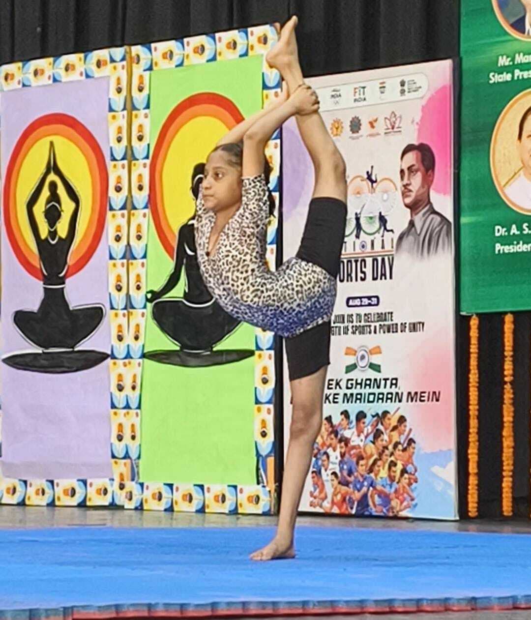 राज्य स्तरीय योगासन में साउथ प्वाइंट की काव्या ने जीता गोल्ड मॉडल