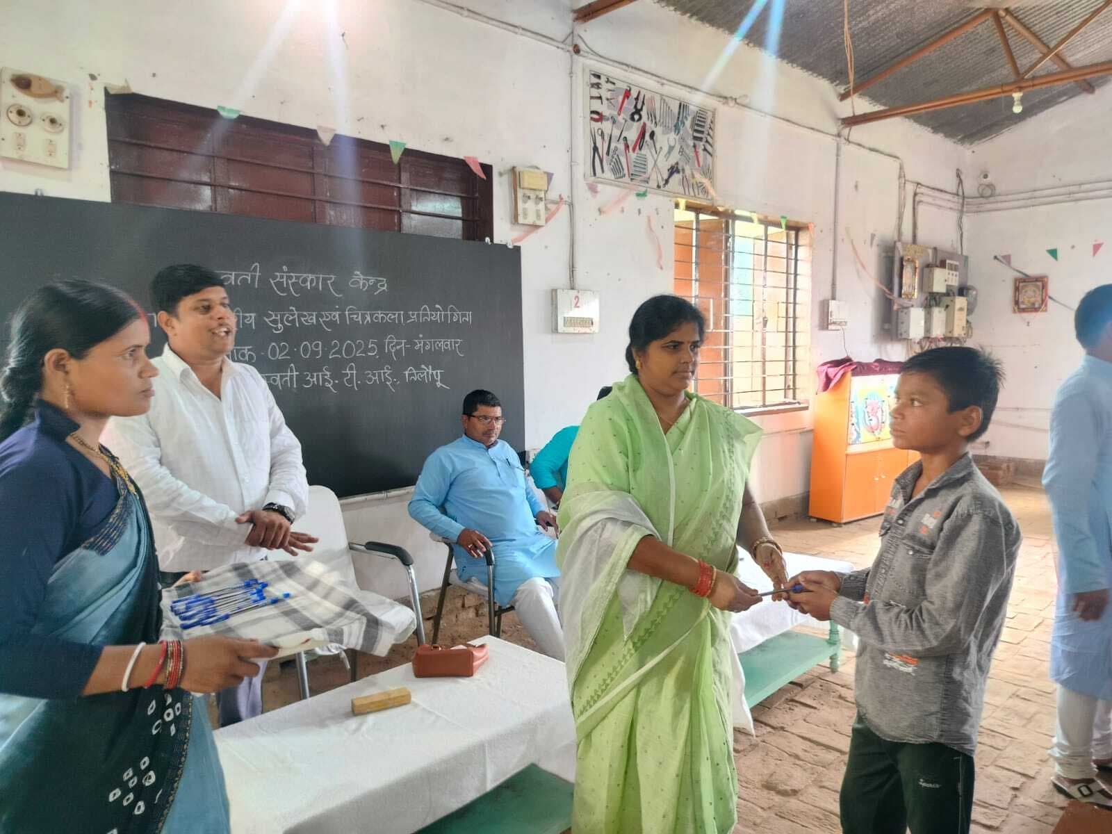 सुलेख व चित्रकला प्रतियोगिता में छात्रों दिखायी प्रतिभा