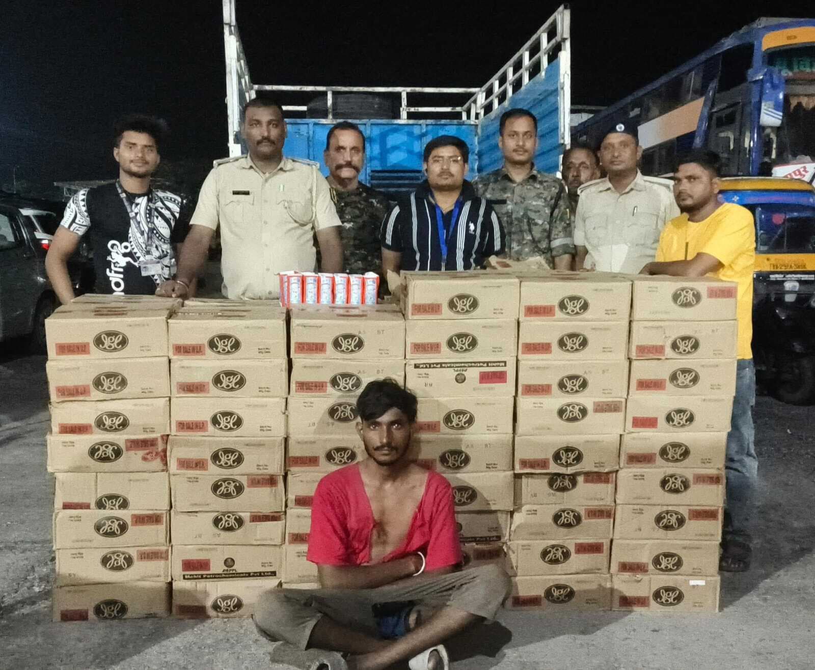 बिहार-यूपी के दो शराब तस्कर गिरफ्तार, दो पिकअप से 1,799 लीटर शराब हुई बरामद