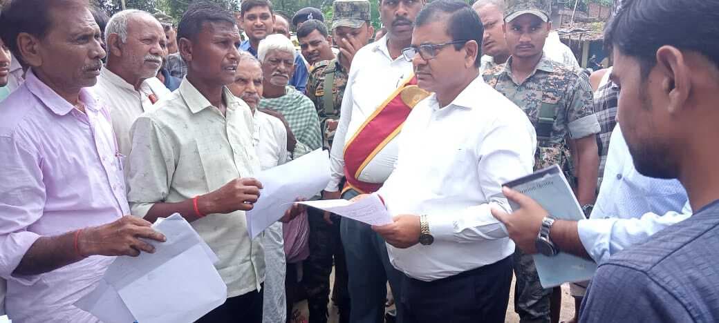 शिविर में पहुंचे डीएम ने कर्मियों को दिया दिशा निर्देश, ग्रामीणों की सुनी समस्या