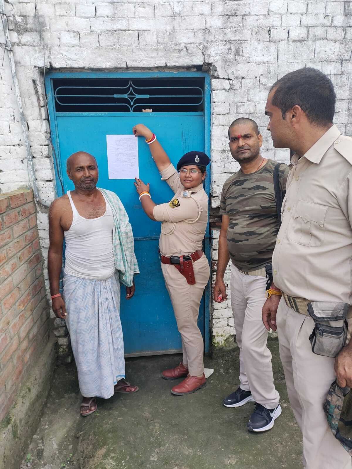 विभिन्न कांडों में दर्ज प्राथमिकी में तीन अभियुक्तों पर इश्तेहार तामिला