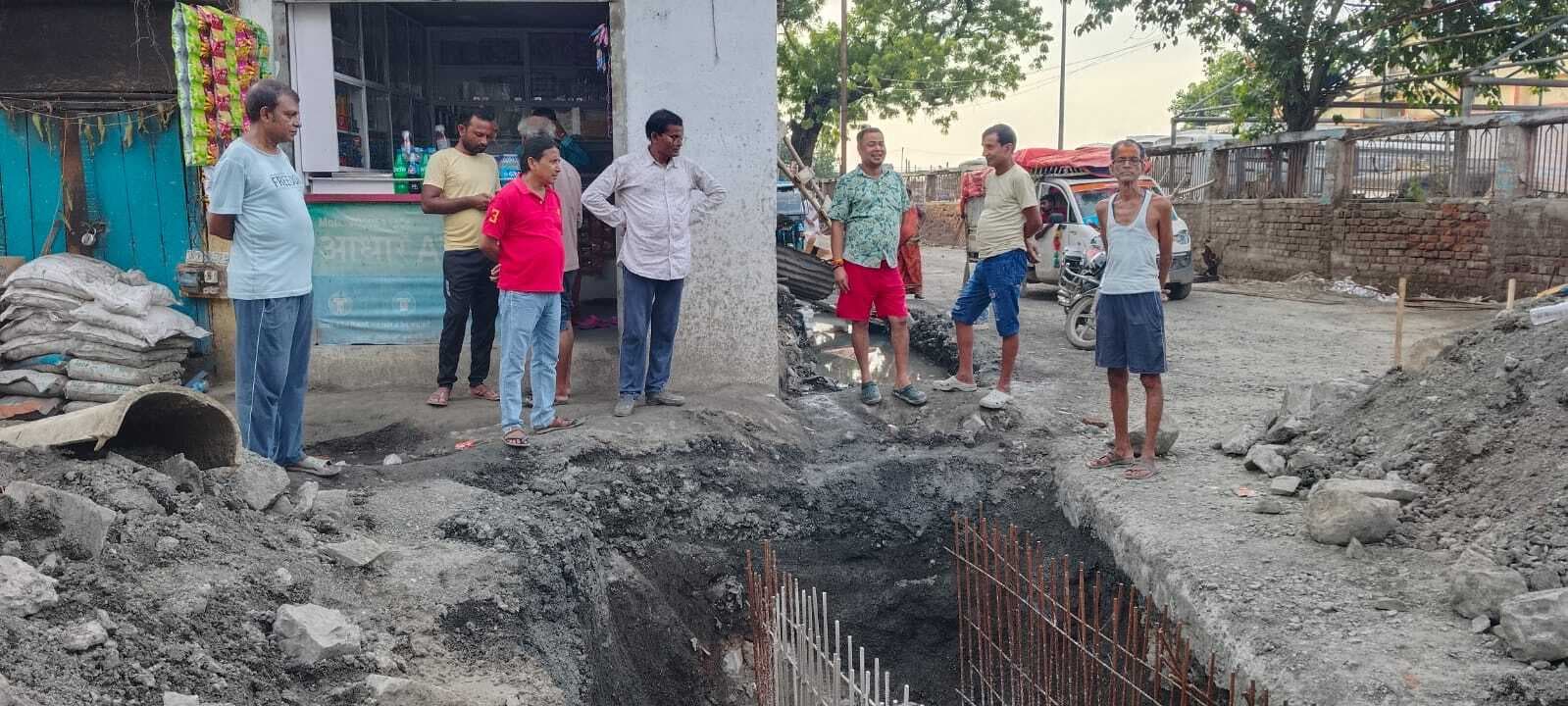 सड़क अधूरी छोड़ गायब हुए कर्मी, प्रशासन से निर्माण की मांग