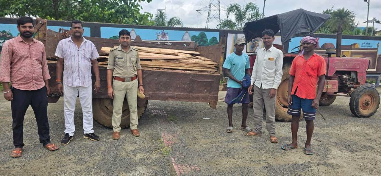 110 पीस सिमल का पटरा सहित ट्रैक्टर जब्त