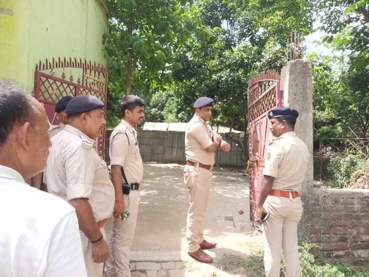 कबाड़ी कारोबारी का घर के गेट पर फंदे से लटका मिला शव