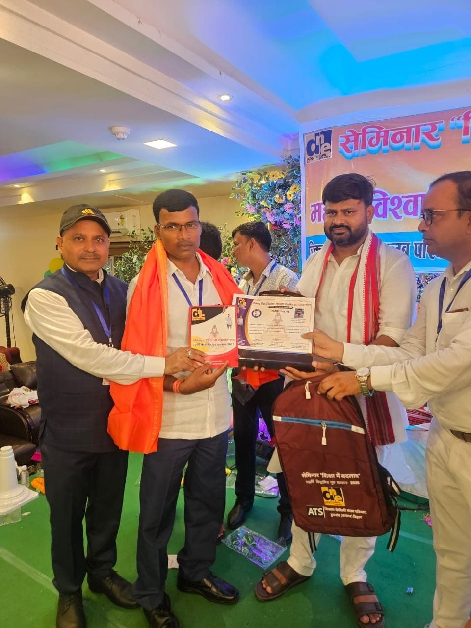 Motihari: दो शिक्षकों को मिला महर्षि विश्वामित्र गुरु सम्मान