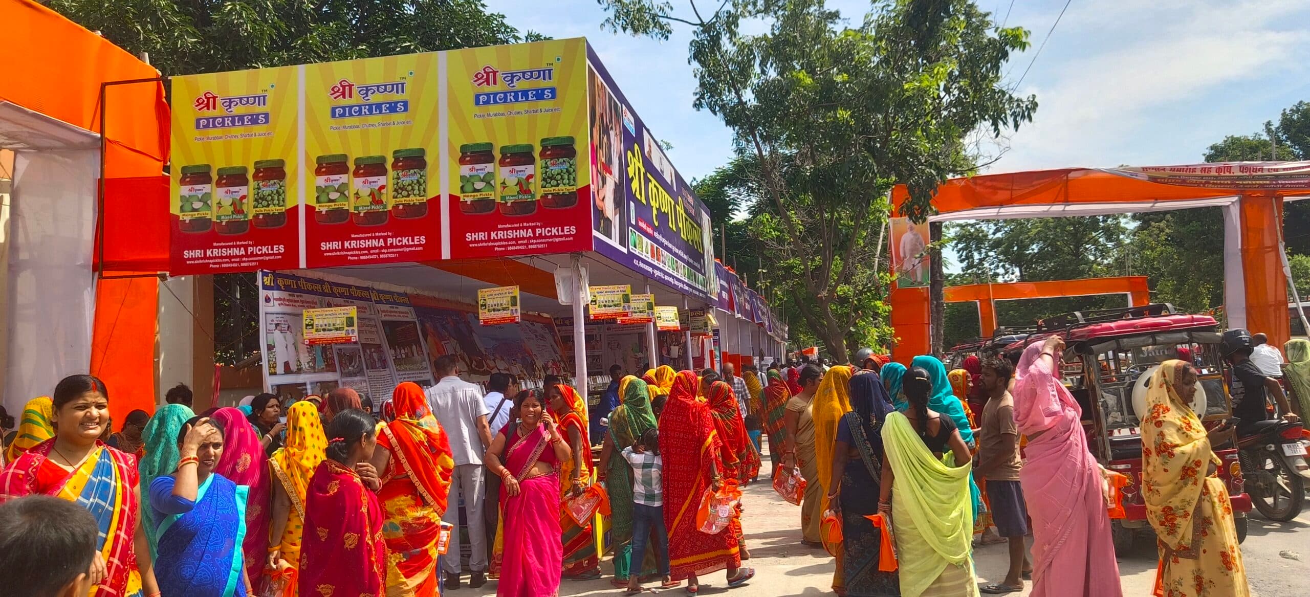 Motihari: कृषि विकास मेले में पौधा व पिकल्स काउंटर पर खरीदारी के लिए लगी भीड़