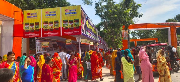 Motihari: कृषि विकास मेले में पौधा व पिकल्स काउंटर पर खरीदारी के लिए लगी भीड़