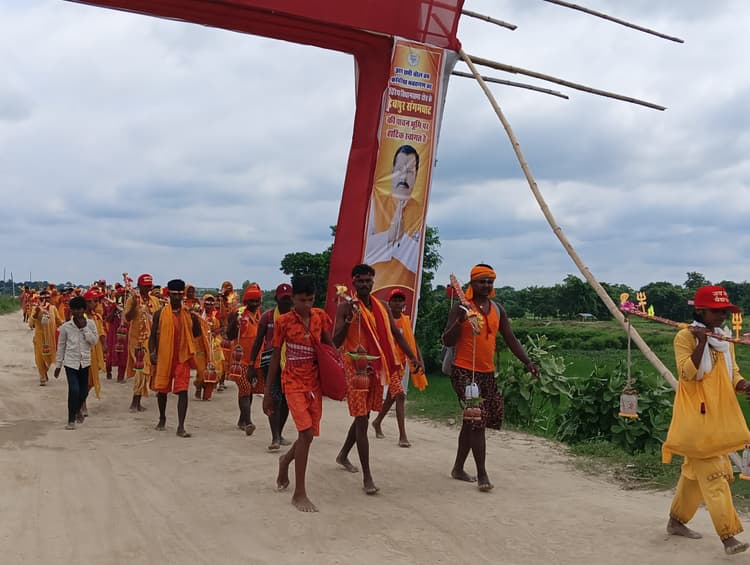 Motihari: देवापुर संगम घाट से 20 हजार कांवरियों ने किया जलबोझी