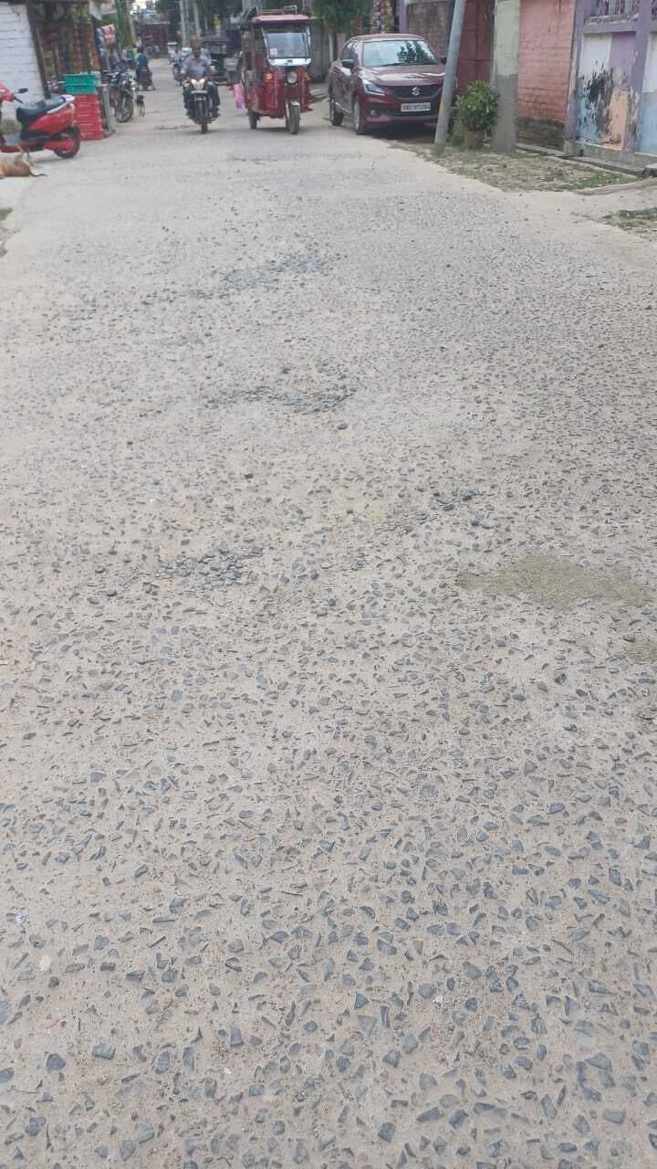 उद्घाटन के तीन माह बाद ही टूटने लगी निगम की सड़क, भ्रष्टाचार की खुली पोल