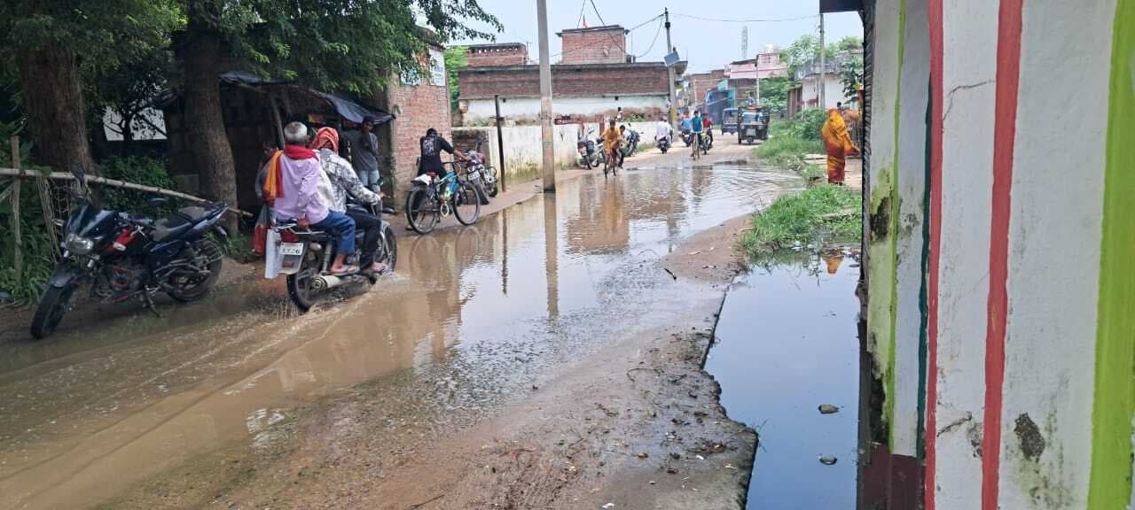 माली बाजार की सड़कों से होकर पैदल चलना हुआ मुश्किल