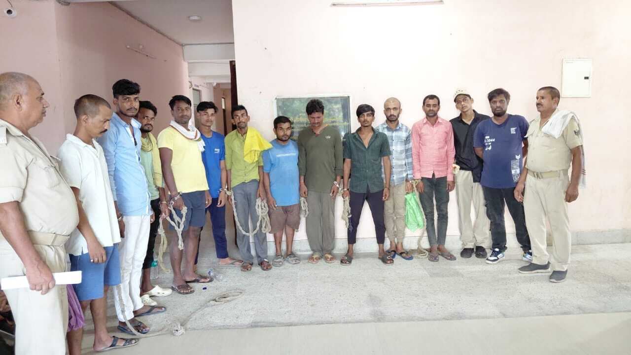 शराब के साथ आठ तस्कर व पांच पियक्कड़ गिरफ्तार