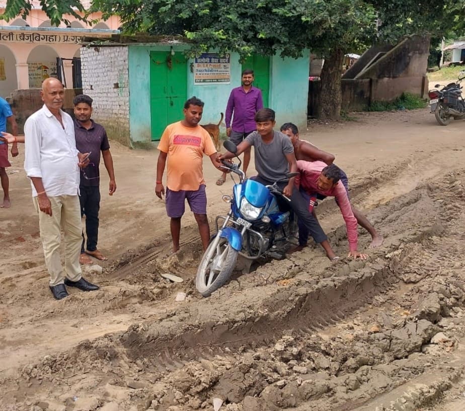 कच्ची सड़क से ग्रामीण परेशान, बारिश में नारकीय स्थिति