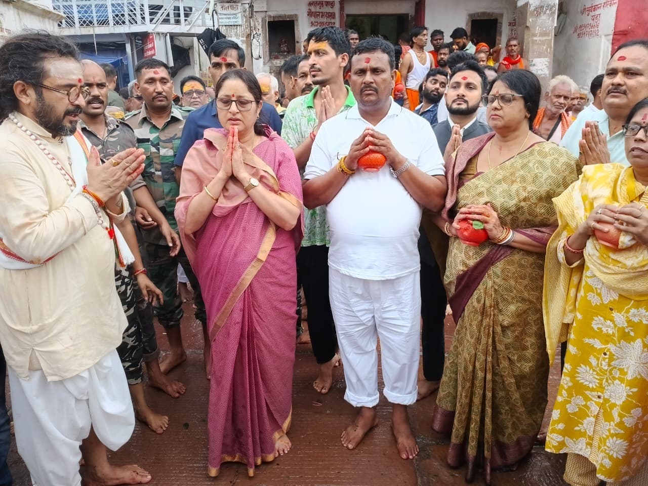 Deoghar News : केंद्रीय मंत्री व प्रदेश कार्यकारी अध्यक्ष ने बाबा मंदिर में की पूजा