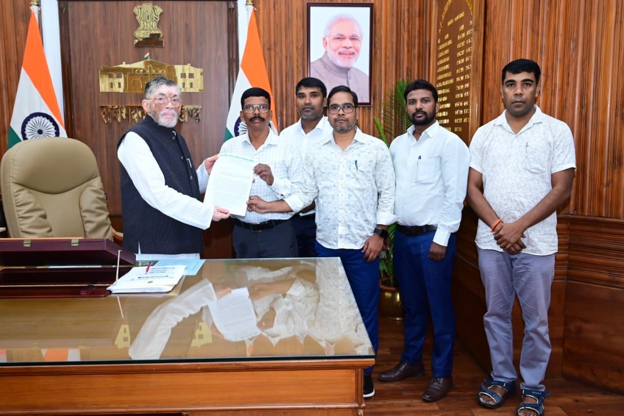 राज्यपाल से मिल कर ज्ञापन दिया