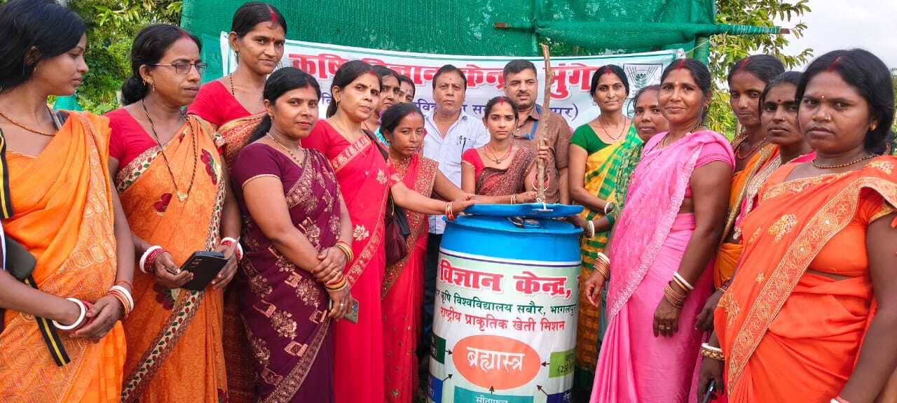 प्राकृतिक खेती प्रशिक्षण में कृषि सखियां सीख रहीं गुर