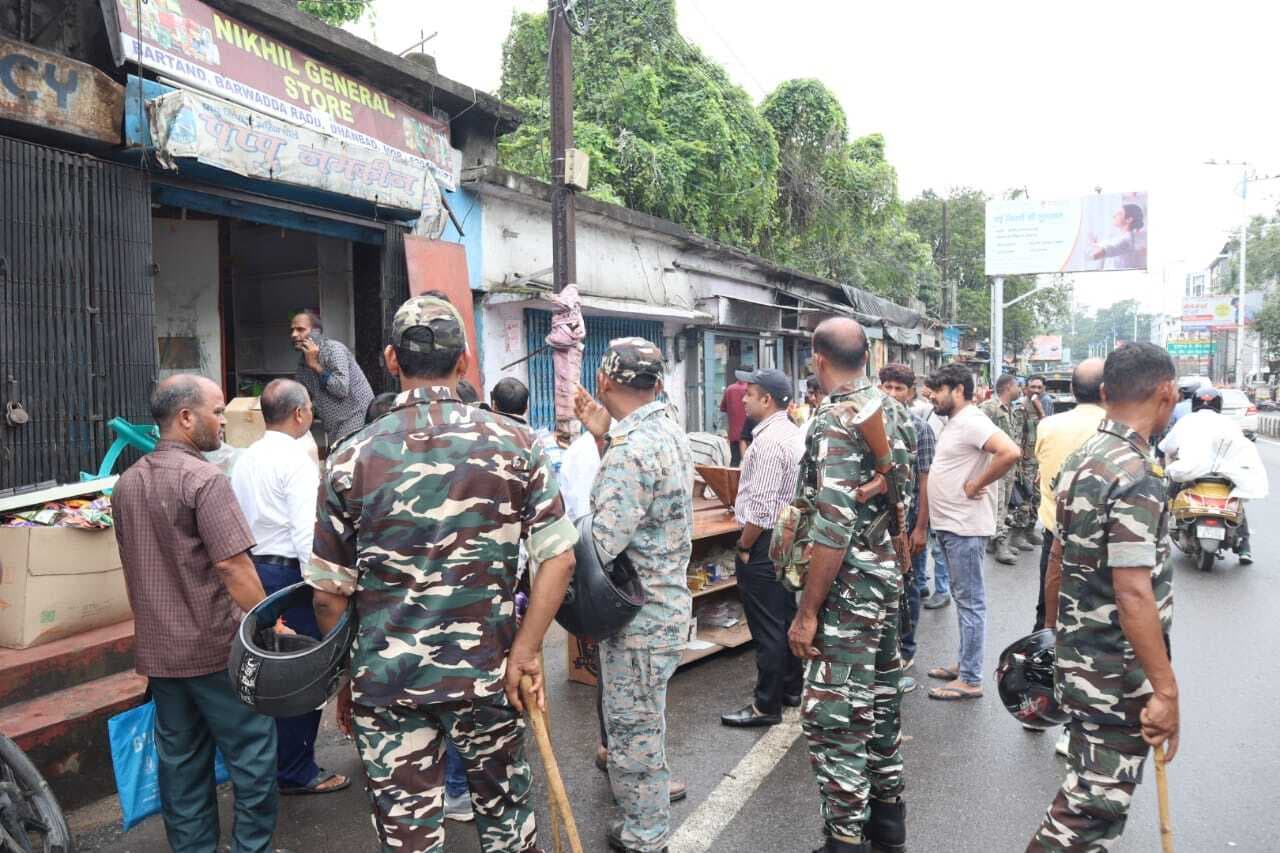 Dhanbad News: अवैध कब्जा हटा सील की गयी जिला परिषद की दुकान