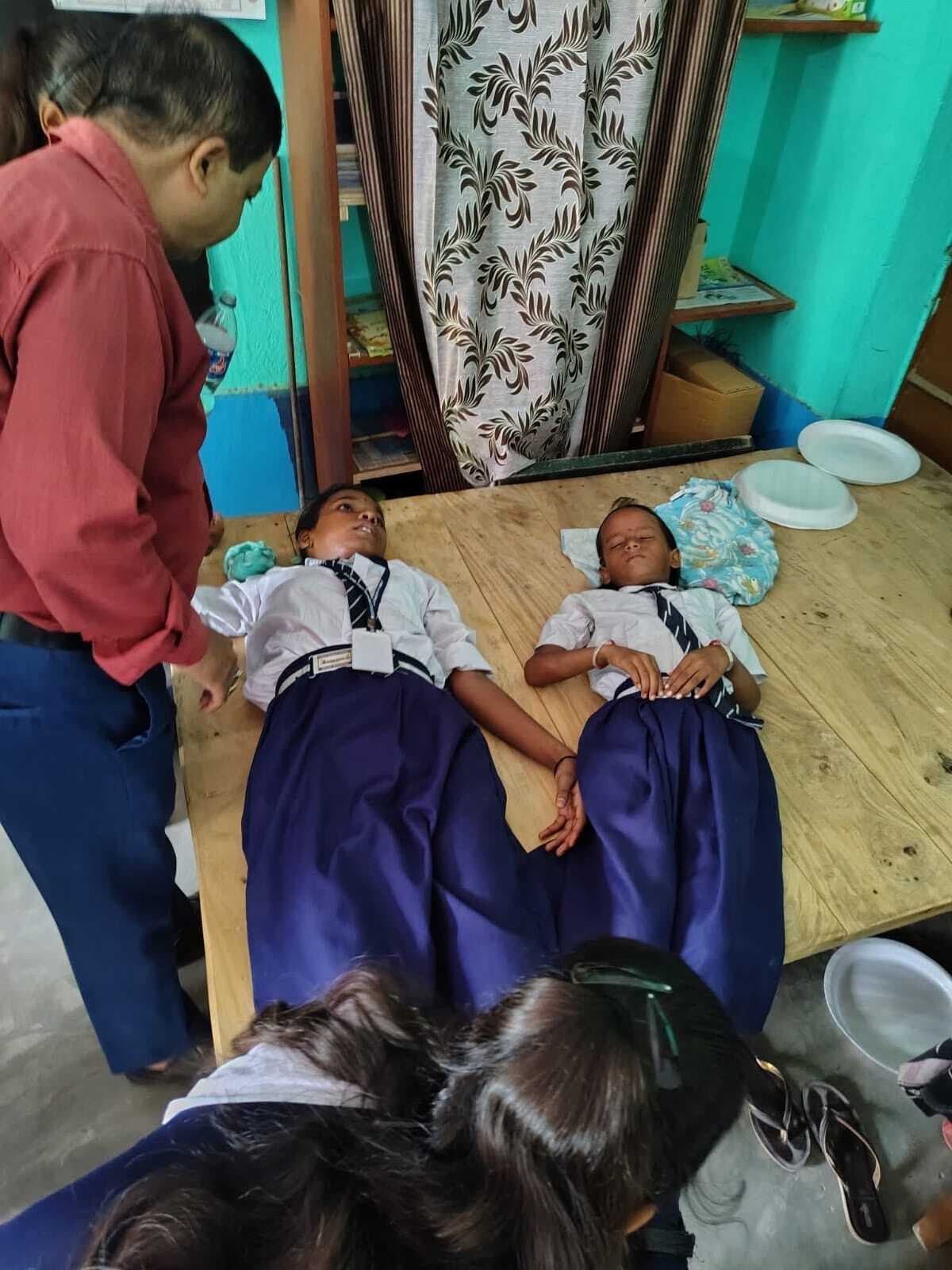 कचरा जलाने के कारण धुआं से प्रार्थना के दौरान आधा दर्जन से अधिक छात्राएं हुईं बेहोश