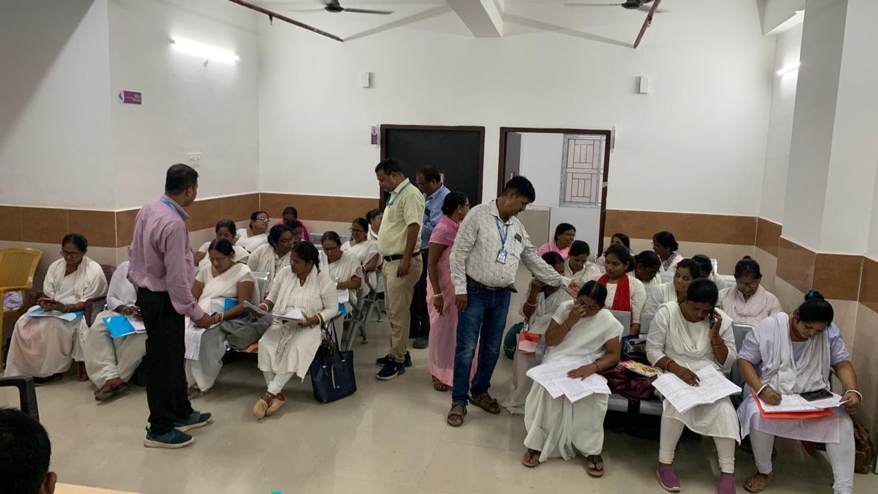 असरगंज में टीकाकरण कार्यक्रम को लेकर स्वास्थ्यकर्मियों को प्रशिक्षण