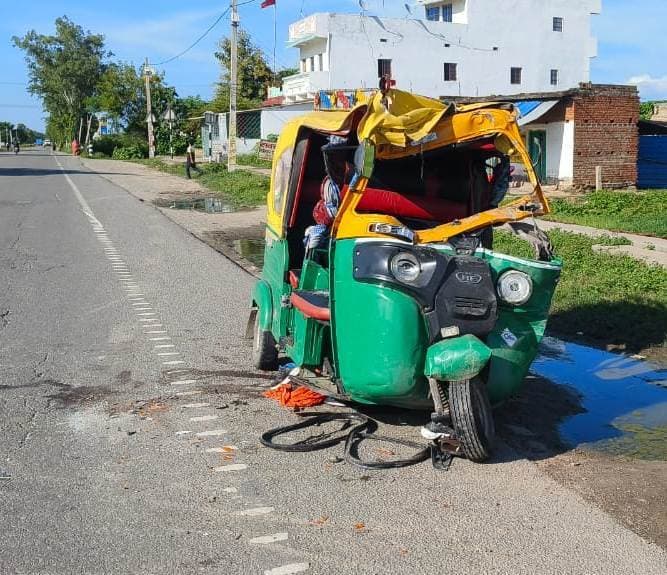 ओबरा में सवारियों से भरा ऑटो ट्रक से टकराया, दो की मौत, तीन घायल