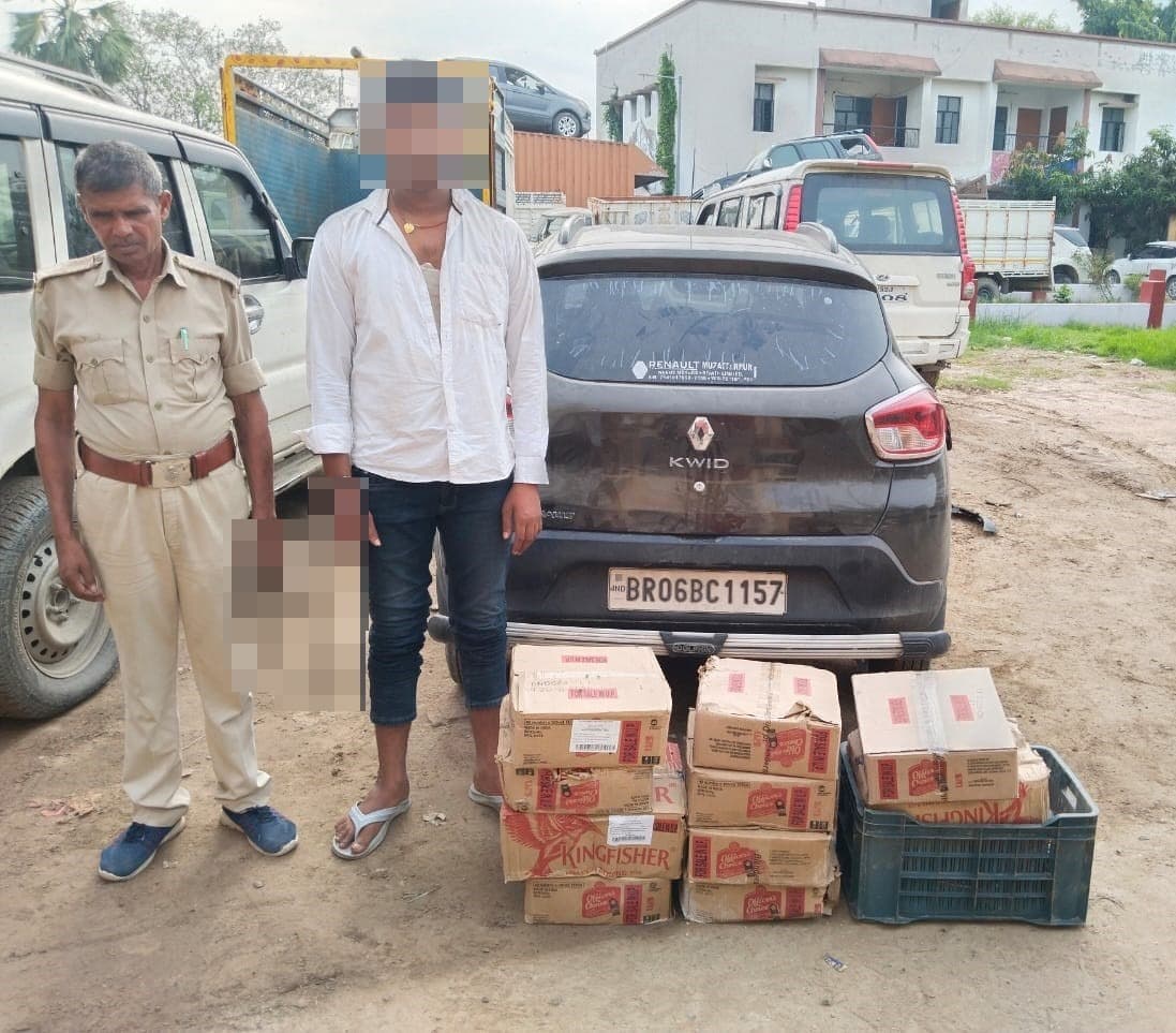 पूर्वी चंपारण के तस्कर को पुलिस ने किया गिरफ्तार, दो कार व एक बाइक जब्त