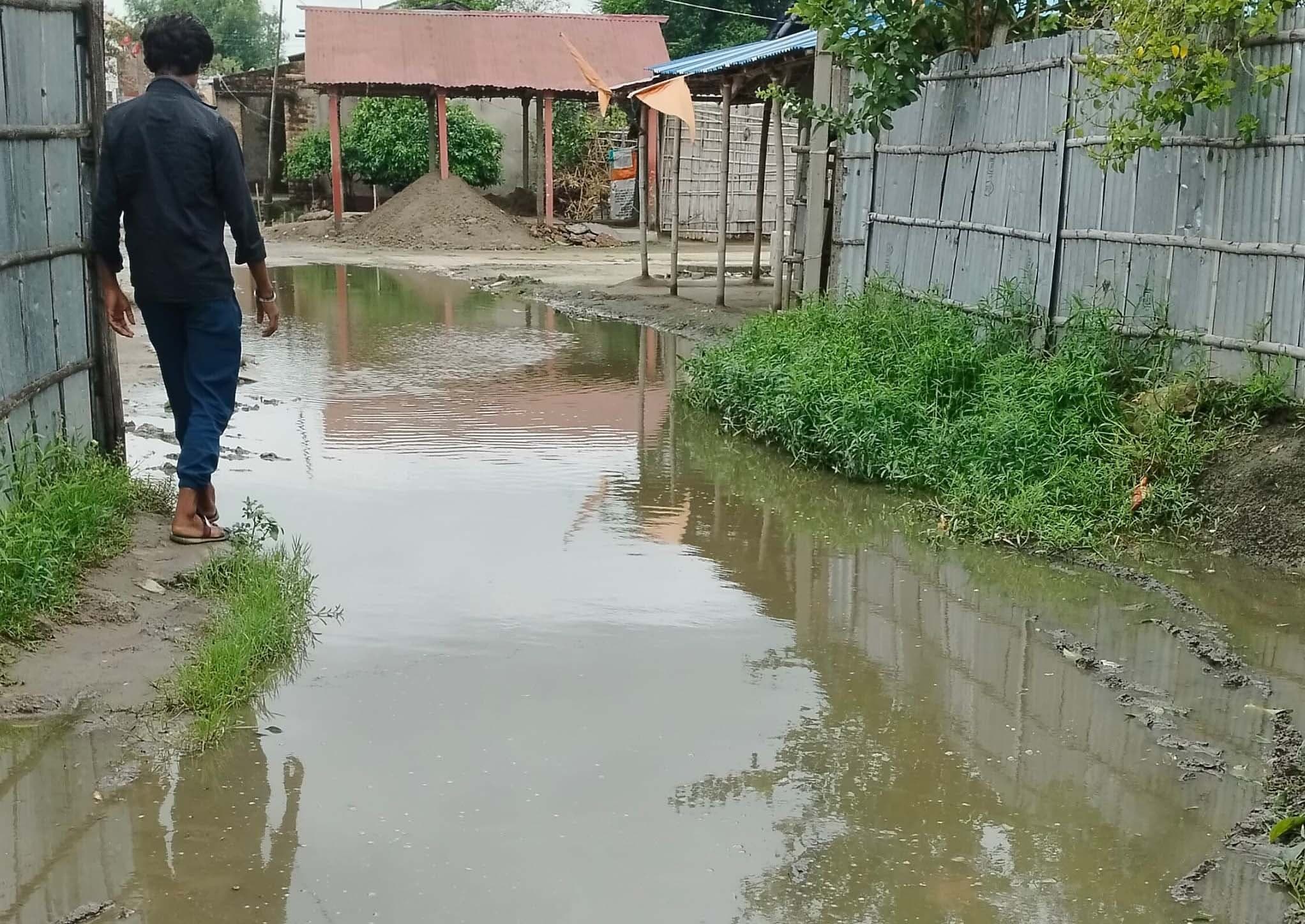 बनिया टोला में सड़क पर सालोभर जलजमाव की समस्या