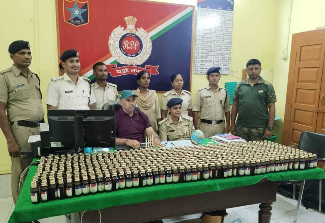 चेकिंग के दौरान जंक्शन पर 595 बोतल प्रतिबंधित कोरेक्स सिरप बरामद