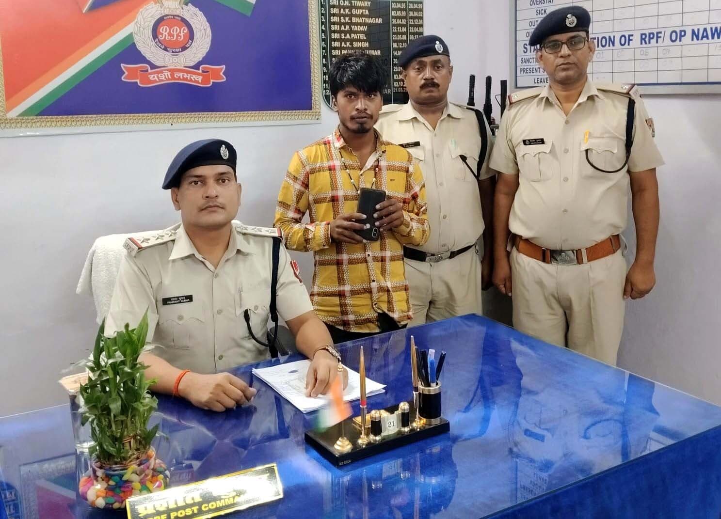 चोरी के मोबाइल के साथ चोर गिरफ्तार