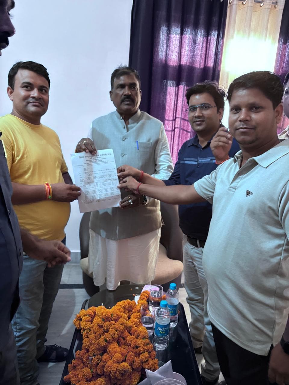 समाहरणालय के लिपिकीय संवर्ग के हड़ताली कर्मियों ने मंत्री को सौंपा 10 सूत्री मांगपत्र