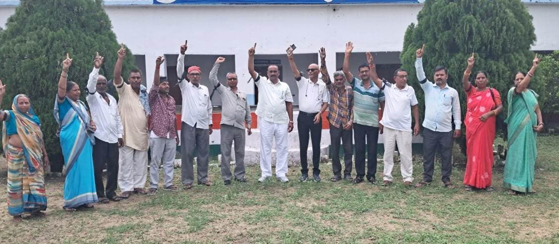 वितरहित शिक्षकेतर कर्मचारियों का आंदोलन जारी, मांगों लेकर अड़े