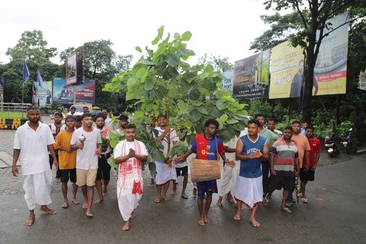 Jamshedpur news. करम पर्व को आदिवासी-मूलवासी समाज ने पर्यावरण संरक्षण, भाईचारे व सांस्कृतिक गर्व का उत्सव के रूप में मनाया