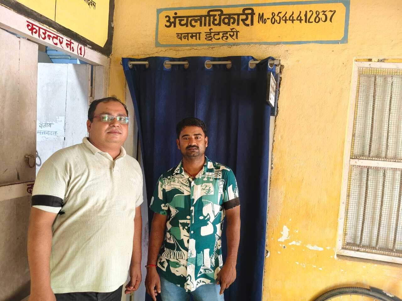 कार्यपालक सहायक काला बिल्ला लगा कर रहे कार्य