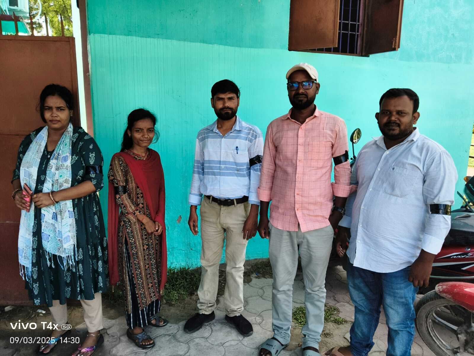 कार्यपालक सहायकों ने काला बिल्ला लगाकर किया विरोध