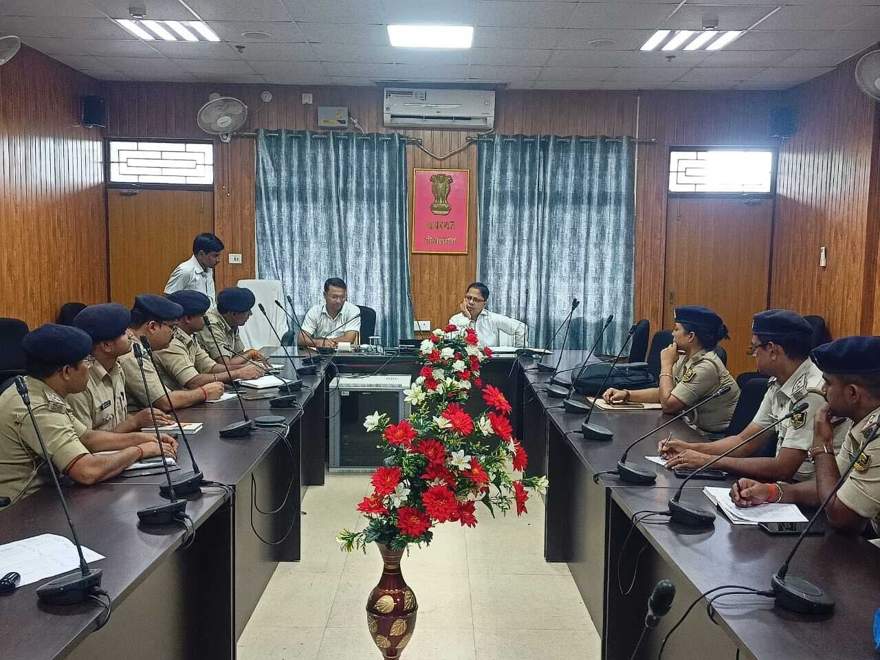 राष्ट्रीय लोक अदालत की सफलता के लिए थानाध्यक्षों के साथ बैठक