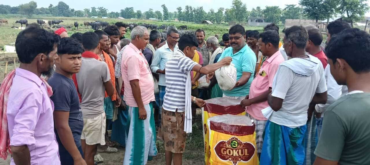 बाढ़ प्रभावित पशुपालकों को सांसद प्रतिनिधि ने दिया सूखा राशन