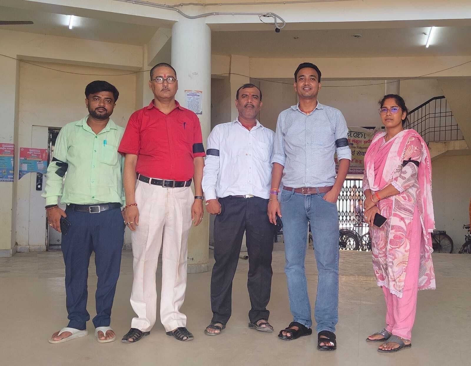 कार्यपालक सहायक अपनी मांगों को ले काला पट्टी बांध कर रहे विरोध